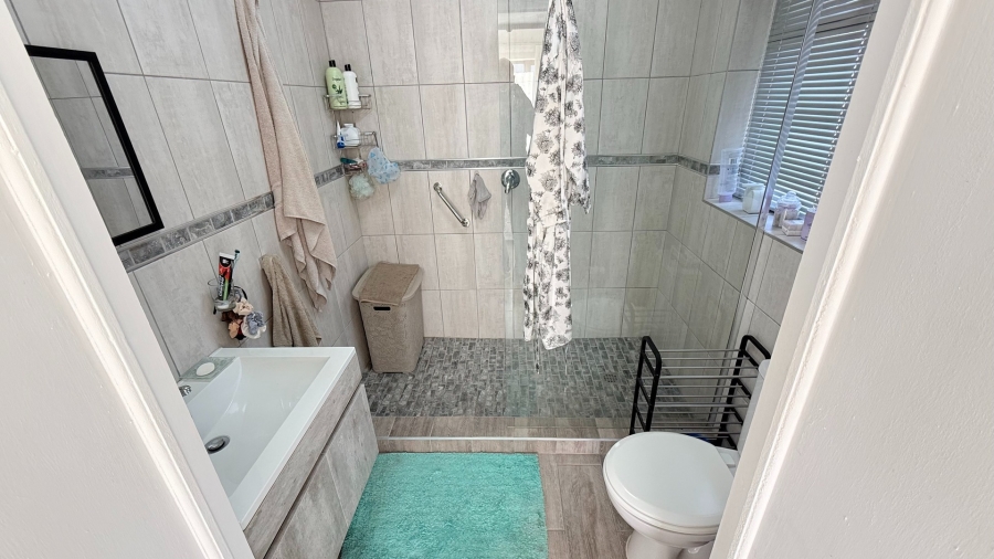 To Let 3 Bedroom Property for Rent in Heiderand Western Cape